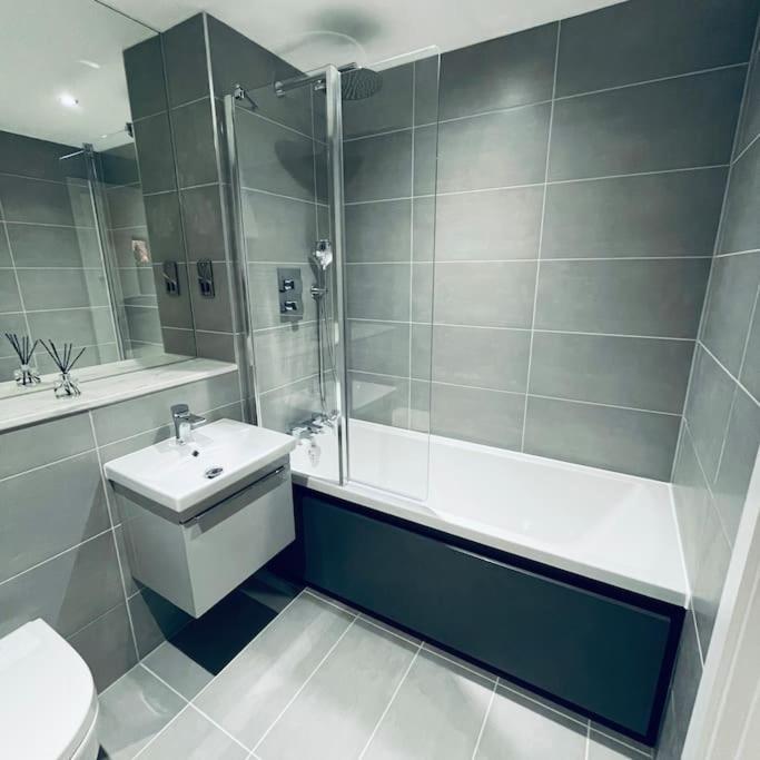 New One Bedroom Luxury Apartment In Солихалл Экстерьер фото