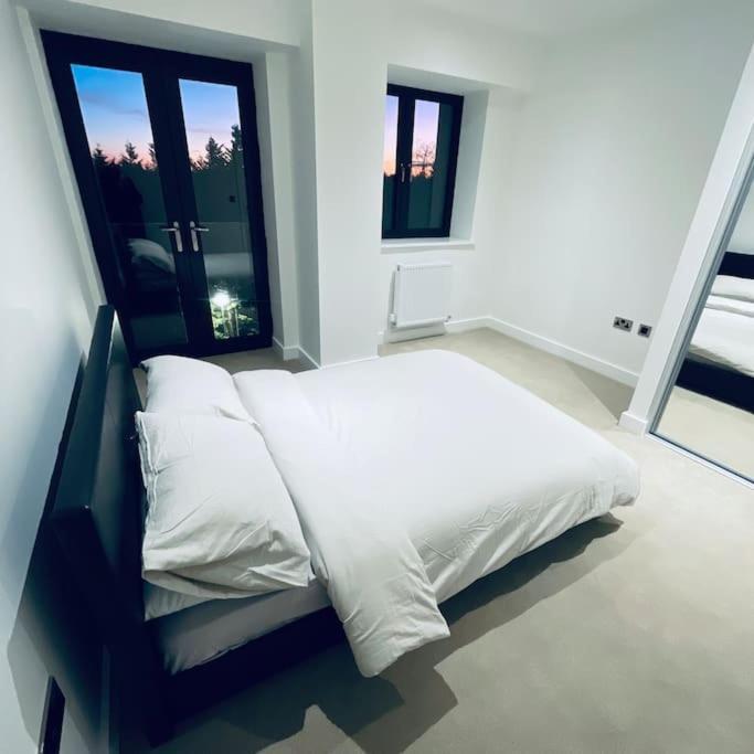 New One Bedroom Luxury Apartment In Солихалл Экстерьер фото