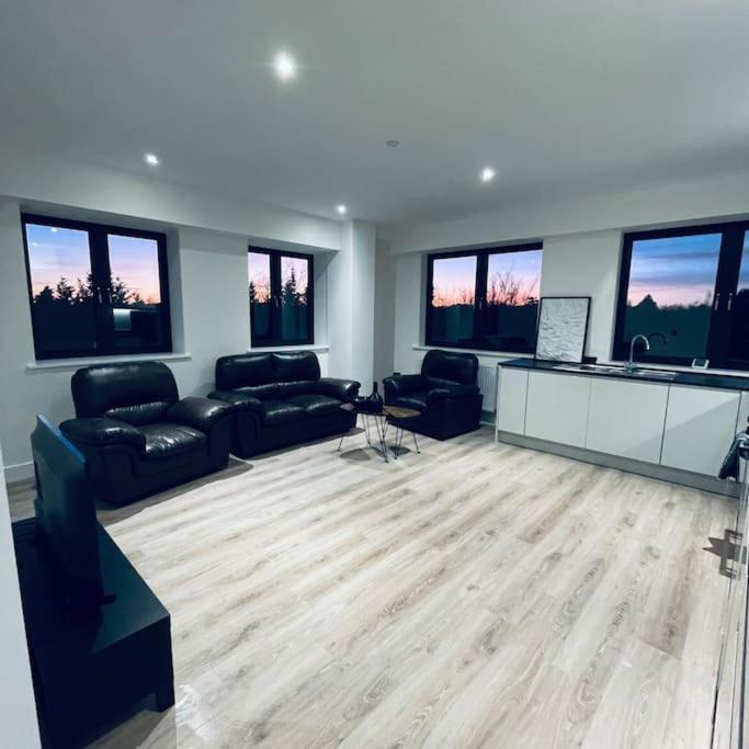 New One Bedroom Luxury Apartment In Солихалл Экстерьер фото