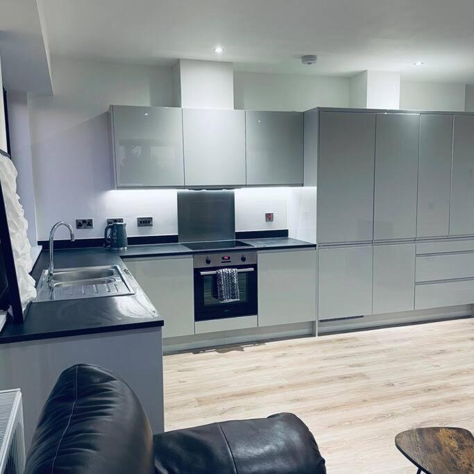 New One Bedroom Luxury Apartment In Солихалл Экстерьер фото
