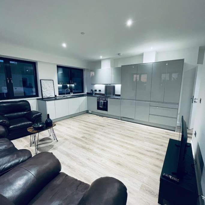 New One Bedroom Luxury Apartment In Солихалл Экстерьер фото