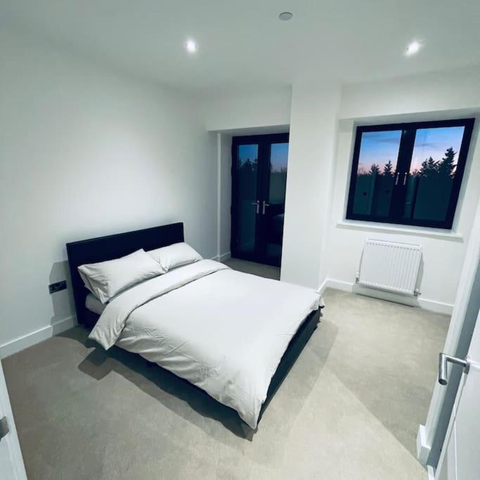 New One Bedroom Luxury Apartment In Солихалл Экстерьер фото