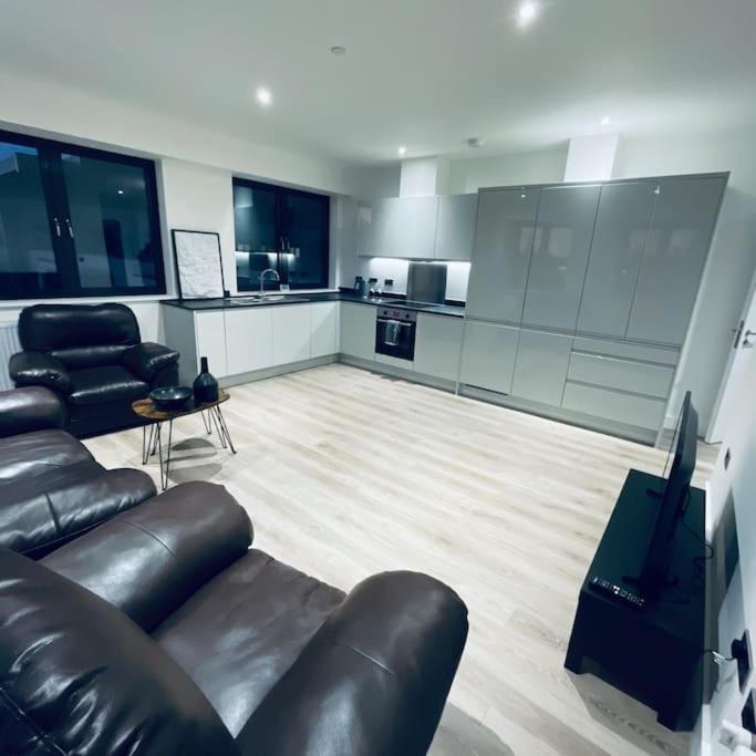 New One Bedroom Luxury Apartment In Солихалл Экстерьер фото