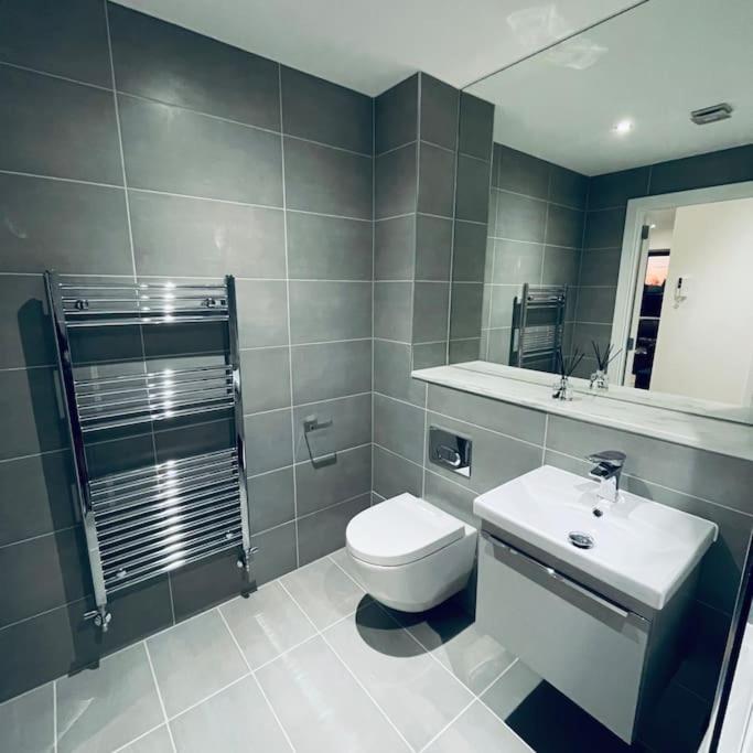 New One Bedroom Luxury Apartment In Солихалл Экстерьер фото