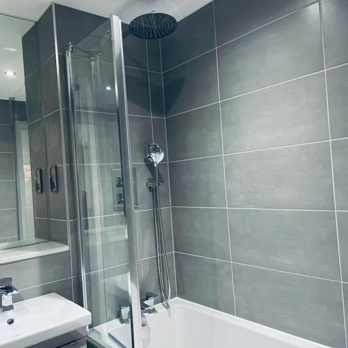 New One Bedroom Luxury Apartment In Солихалл Экстерьер фото